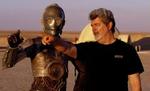George Lucas i færd med at instruere C-3PO i 'Star Wars II: Attack of the Clones'. - Foto: AP 