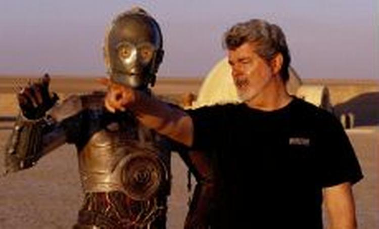 George Lucas i færd med at instruere C-3PO i 'Star Wars II: Attack of the Clones'. - Foto: AP 