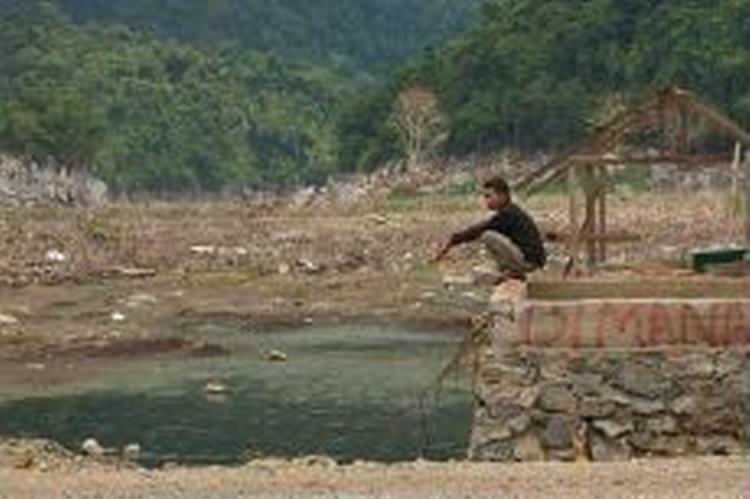 Det lille fiskerleje Lamsenia ved Banda Aceh blev nærmest udslettet ved tsunamien. Korruption lukker nu Oxfams hjælpeprogram i provinsen. - Arkivfoto: AP 
