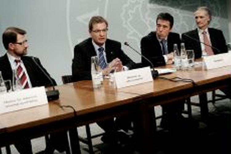 Fire topministre deltog i præsentationen af udspillet. Fra venstre Helge Sander, Bendt Bendtsen, Anders Fogh og Bertel Haarder. - Foto: Martin Bubandt 