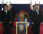 Medlemmer af det socialistiske parti i Serbien står æresvagt ved Slobodan Milosevic' kiste i Beograd. - Foto: AP 
