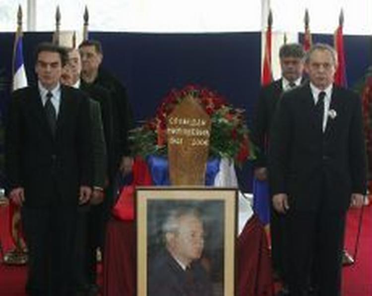 Medlemmer af det socialistiske parti i Serbien står æresvagt ved Slobodan Milosevic' kiste i Beograd. - Foto: AP 