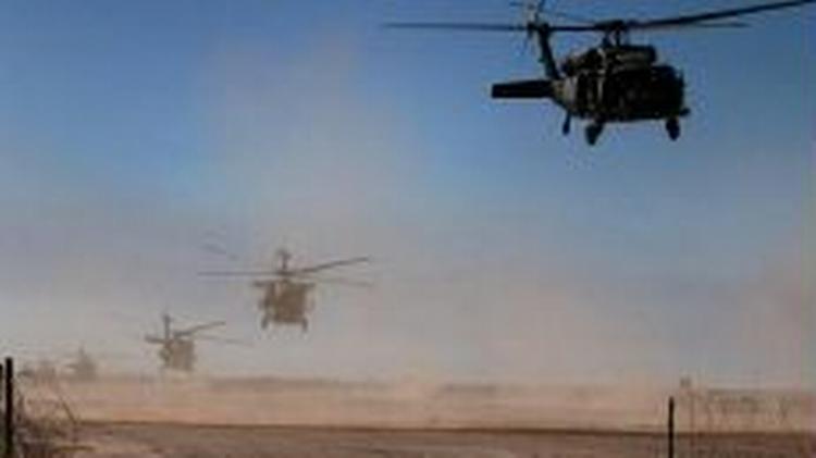 Amerikanske helikoptere letter under den netop igangsatte operation 'Swarmer'. - Foto: AP 