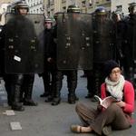 I Paris har en demonstrant imod arbejdsmarkedsloven sat sig ned foran en række betjente. - Foto: AP 