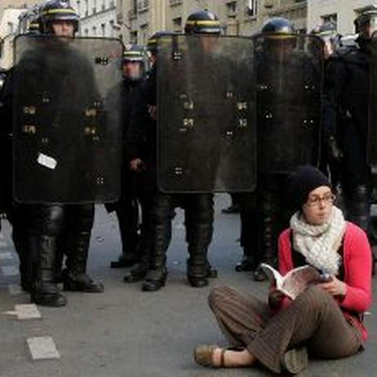 I Paris har en demonstrant imod arbejdsmarkedsloven sat sig ned foran en række betjente. - Foto: AP 