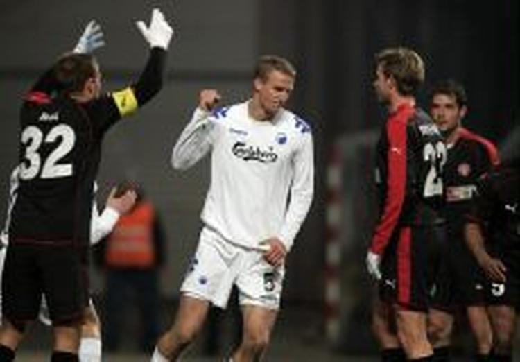 Brede Langeland har bragt FC København foran 3-0 efter et hjørnespark. Alle fire scoringer faldt efter dødbolde. - Foto: Per Kjærbye 