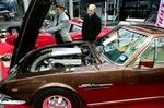 Et kig ned til V8-motoren i drømmebilen, den 27 år gamle Aston Martin til 248.000 kr. Foto: Martin Lehmann 