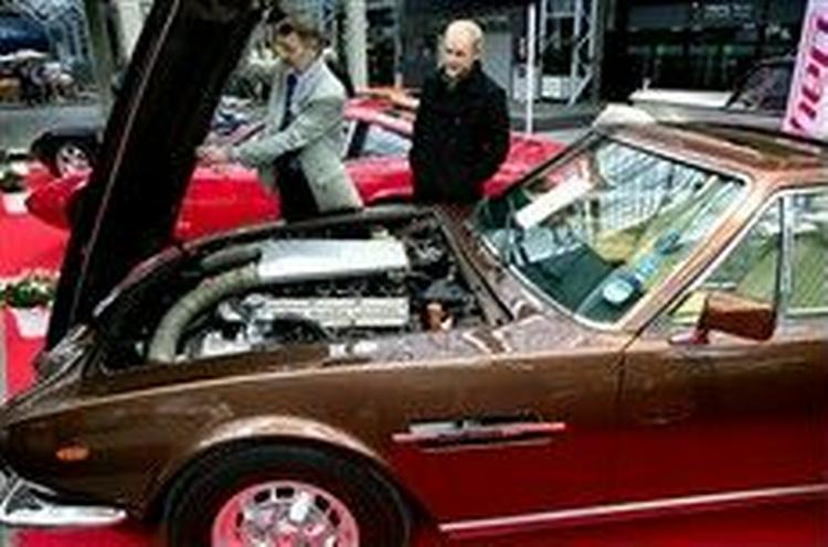 Et kig ned til V8-motoren i drømmebilen, den 27 år gamle Aston Martin til 248.000 kr. Foto: Martin Lehmann 