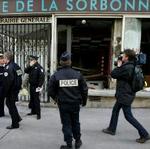Politiet og presse venter foran universitet Sorbonne i Paris, hvor demonstrationerne mod den nye arbejdsmarkedslov har været særligt voldsomme. Lørdag forventes der nye demonstrationer i Paris. - Foto: AP 
