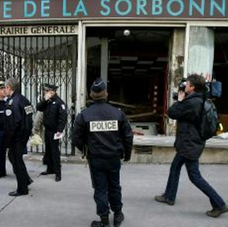 Politiet og presse venter foran universitet Sorbonne i Paris, hvor demonstrationerne mod den nye arbejdsmarkedslov har været særligt voldsomme. Lørdag forventes der nye demonstrationer i Paris. - Foto: AP 