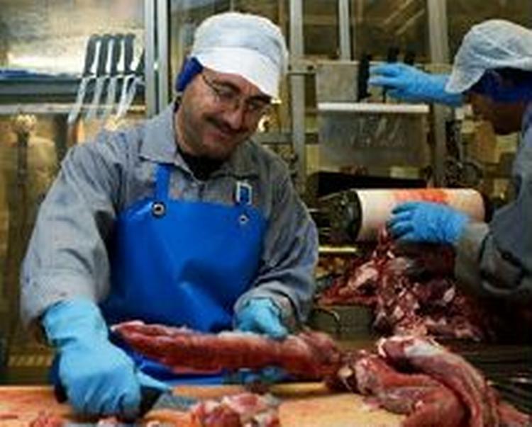Irakeren Haitham Abuna har i fire år arbejdet på Danish Crown i Grindsted, hvor han skærer mørbrad til. Han er master i filminstruktion, men indtil videre er han tilfreds med at forsørge sig selv.   Foto: Lars Skaaning 