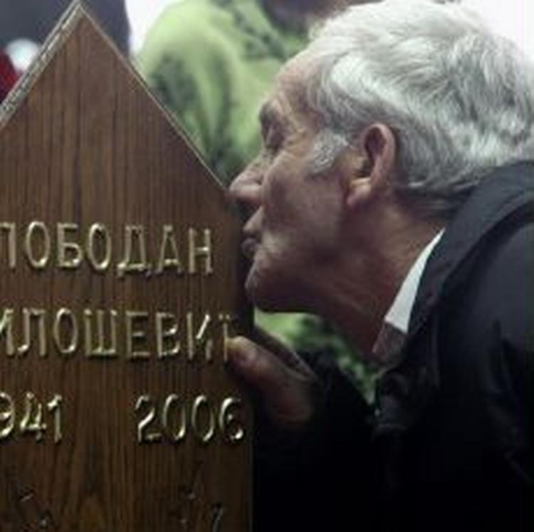 En ældre mand kysser Milosevic' kiste. - Foto: AP 