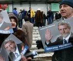 Støter af oppositionspolitiker Alexander Milinkevich demonstrerer i Minsk. - Foto: AP 