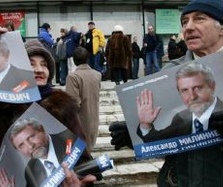 Støter af oppositionspolitiker Alexander Milinkevich demonstrerer i Minsk. - Foto: AP 