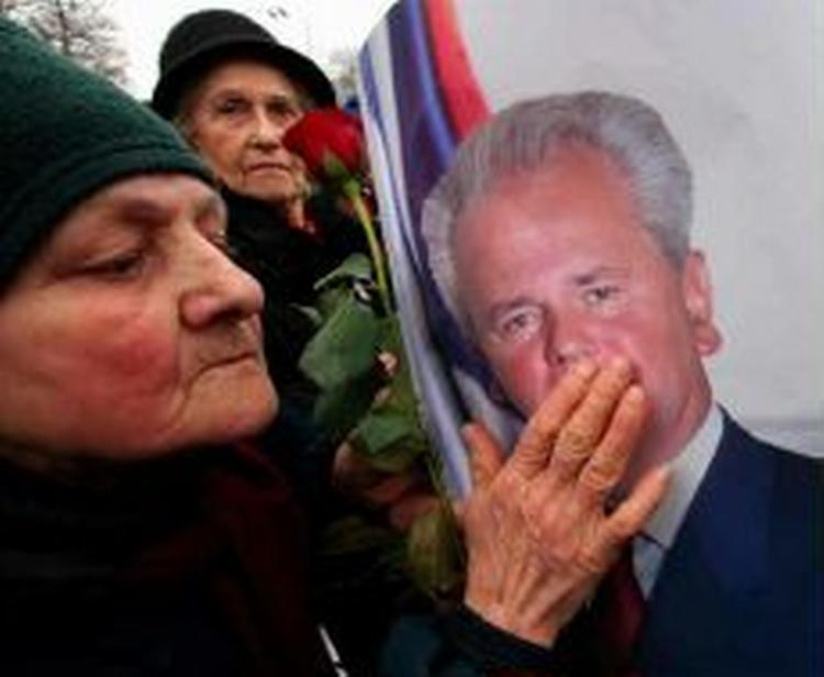 50.000 mennesker mødte i dag op til Milosevic' begravelse - Foto: AP 