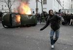 Flere er blevet anholdt og mange er såret under demonstrationer i Paris - Foto: AP 