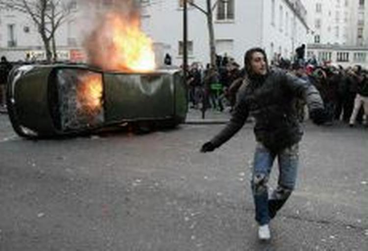 Flere er blevet anholdt og mange er såret under demonstrationer i Paris - Foto: AP 