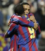 Ronaldinho og Samuel Eto'o udsættes jævnligt for racistiske tilråb. - Arkivfoto: AP. 