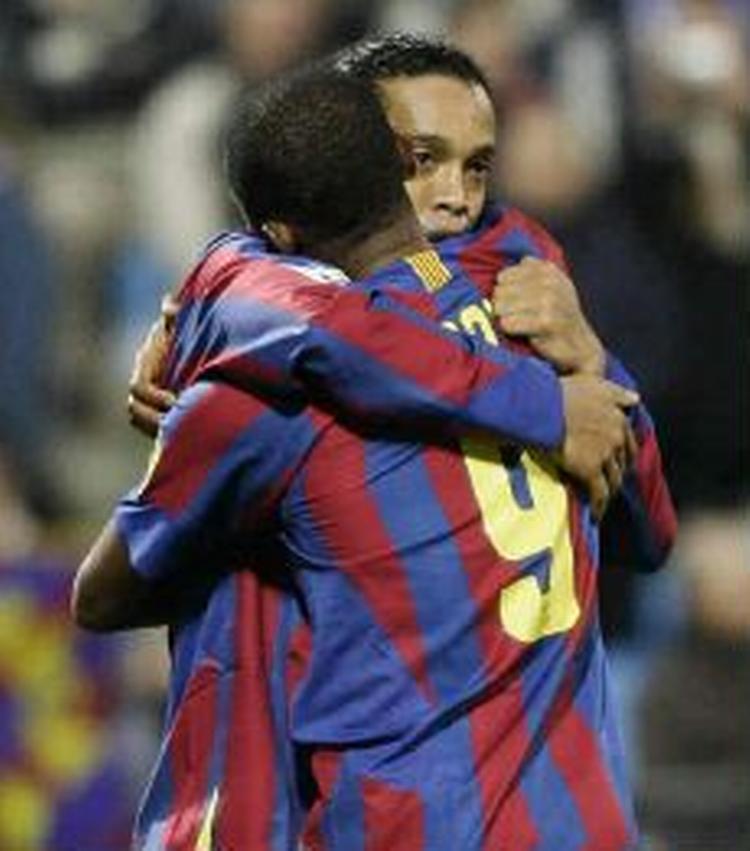 Ronaldinho og Samuel Eto'o udsættes jævnligt for racistiske tilråb. - Arkivfoto: AP. 