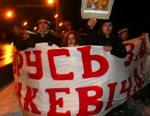 Oppositionstilhængere på gaden i Minsk i går. Præsident Lukasjenko har vundet en overvældende sejr ved valget. - Foto: AP 
