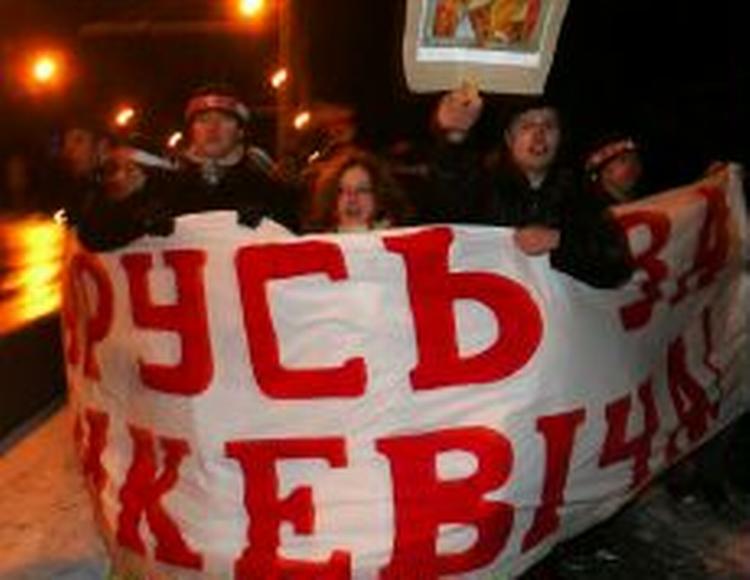 Oppositionstilhængere på gaden i Minsk i går. Præsident Lukasjenko har vundet en overvældende sejr ved valget. - Foto: AP 