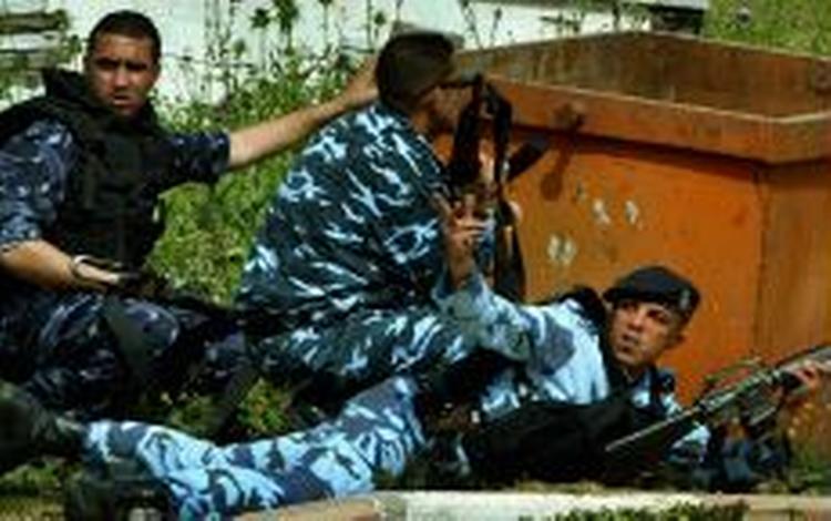 Under en skudveksling langs den nord-syd-gående landevej i Gazastriben blev en militant alvorligt såret, mens to politifolk fik mindre skudsår. - Foto: AP 