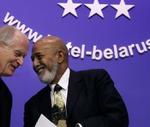 Alcee Hastings (til højre) fremlagde i dag OSCE's dom over valget i Hviderusland - det levede ikke op til internationale standarder. - Foto: AP 