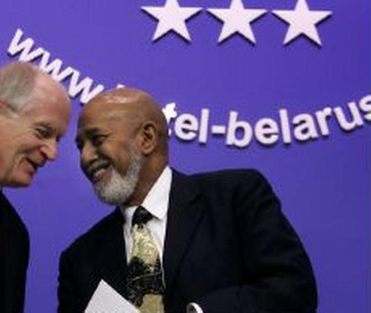 Alcee Hastings (til højre) fremlagde i dag OSCE's dom over valget i Hviderusland - det levede ikke op til internationale standarder. - Foto: AP 