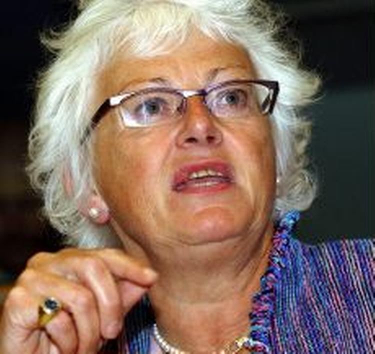 EU's landbrugskommissær Mariann Fischer Boel er på vej med en plan for, hvordan EU skal kompensere fjerkræsproducenterne for tabt indkomst i forbindelse med fugleinfluenzaen. - Arkivfoto: AP 