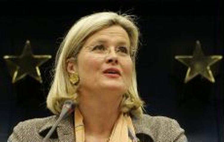 På vegne af EU udskyder Ursula Plassnik, det østrigske EU-formandskabs udenrigsminister beslutningen om støtte til Hamas-regeringen. - Foto: AP 