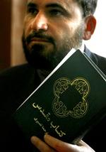 Højestertsdommer Ansarullah Mawlavezda med den bibel, som den 41-årige Abdul Rahman havde på sig, da han blev forhørt af politiet.   Foto: AP 