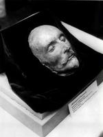 SHAKESPEARE. En tysk kriminaltekniker fastslog for nylig, at denne dødsmaske efter al sandsynlighed forestiller Shakespeares ansigt. Men skrev han selv sine skuespil? Ross Jacksons roman puster til tvivlen. - Foto: Kurt Strumpf/ AP 