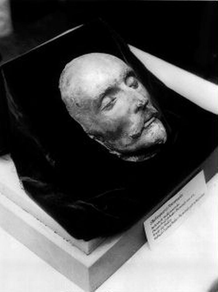 SHAKESPEARE. En tysk kriminaltekniker fastslog for nylig, at denne dødsmaske efter al sandsynlighed forestiller Shakespeares ansigt. Men skrev han selv sine skuespil? Ross Jacksons roman puster til tvivlen. - Foto: Kurt Strumpf/ AP 