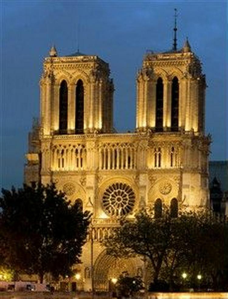NOTRE DAME. Paris har en berømt katedral, men Andeby kan også være med. I Notre Duck tilbeder man ikke vore Frue, men vor And. - Arkivfoto: Thomas Borberg 