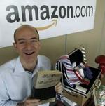 En af grundlæggerne bag Amazon, Jeff Bezos, fremviser et eksemplar af den første bog, der blev solgt online. Firmaet afviser beskyldningerne om Amazon som abortmodstander. - Arkivfoto: AP 