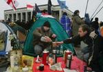 Demonstranter trodser på tredje døgn kulden i protest mod Lukasjenkos valgsejr i Hviderusland. - Foto: AP 