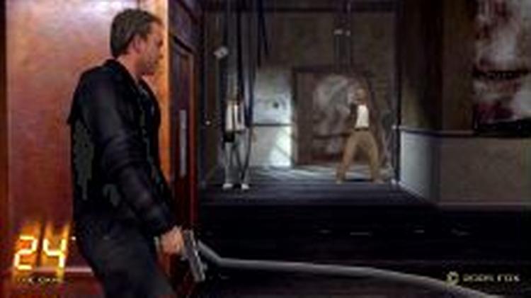 Jack Bauer på lur klar til at skyde terrorister, der fylder hele hans kalender op i '24: The Game'. Sigtesystemet er acceptabelt, men fjenderne er dummere end CTU burde tillade. 