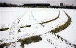 Der er lange udsigter til fodbold i Tingbjerg Idrætspark, hvor kun varmegrader kan få bugt med sneen. - Foto: Jens Dresling 