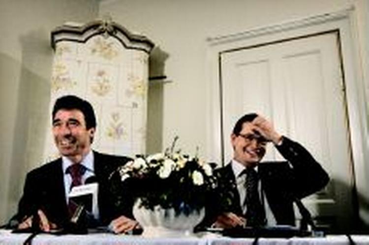 Statsminister Anders Fogh Rasmussen (V) og erhvervs- og økonomiminister Bendt Bendtsen (K) lagde afstand til Jens Rohdes kritik af Arla på tirsdagens pressemøde. - Foto: Joachim Adrian 