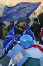 En af oppositionslederen Milinkevich' støtter efter endnu en nat på Oktoberpladsen i Minsk. - Foto: AP 