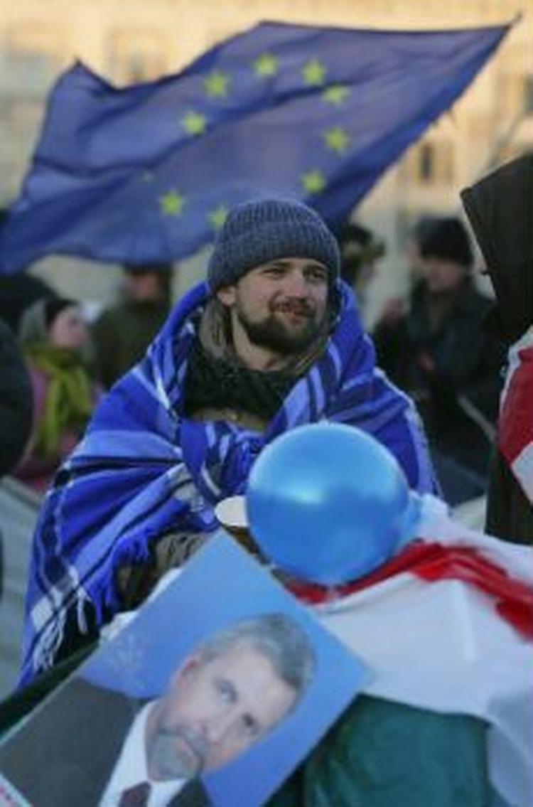 En af oppositionslederen Milinkevich' støtter efter endnu en nat på Oktoberpladsen i Minsk. - Foto: AP 