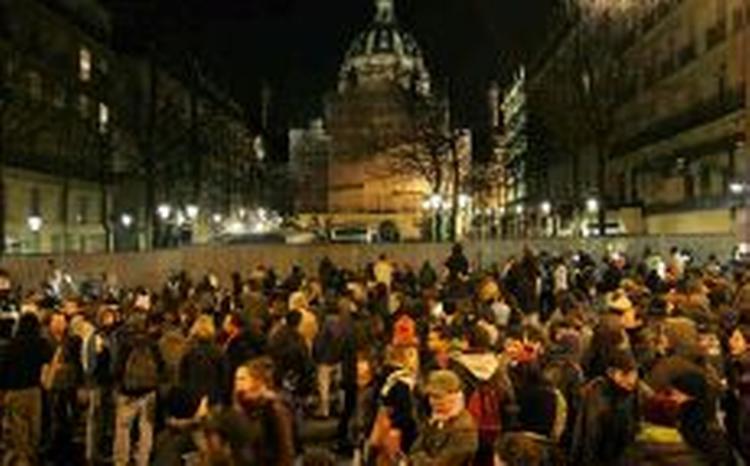 Franske studerende gik i går endnu engang på barrikaderne i protest mod Frankrigs nye ansættelseslov. Billedet er fra en demonstration foran Sorbonne Universitet i lørdags, hvor studerende demonstrede mod ansættelsesloven. - Arkivfoto: AP 