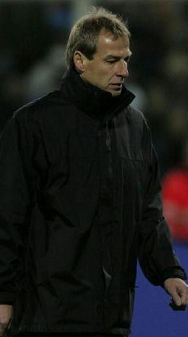 Den tyske landstræner Jürgen Klinsmann er under et stort pres. Taber Tyskland i aften vil den tyske presse sikkert kræve hans afgang. - Arkivfoto: AP. 