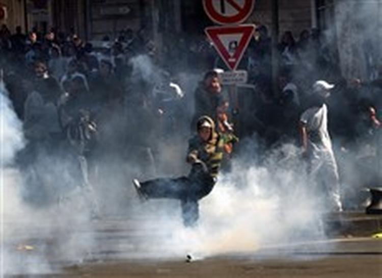 Allerede fra morgenstunden var der optøjet i Paris. - Foto: AP 