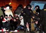 Kampklædt politi satte i nat ind overfor demonstranterne på Oktoberpladsen i Minsk. - Foto: AP 