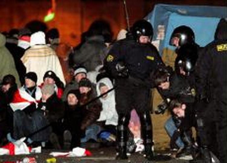 Kampklædt politi satte i nat ind overfor demonstranterne på Oktoberpladsen i Minsk. - Foto: AP 