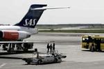Et SAS-fly var i dag i fare, da brenserklodserne ikke var blevet fjernet fra landignsbanen i Arlanda lufthavn ved Stockholm - Foto: Thomas Borberg 