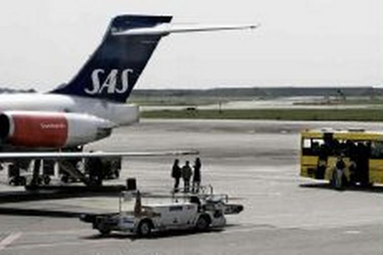 Et SAS-fly var i dag i fare, da brenserklodserne ikke var blevet fjernet fra landignsbanen i Arlanda lufthavn ved Stockholm - Foto: Thomas Borberg 