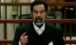 SADDAM HUSSEIN. Forsvarer sig nu ved anklagebænken. Men demokratisering er ikke noget, der ifølge Fukuyama kan påduttes en nation udefra, når nationen er så tilbagestående, som Irak, ifølge hans tidsregning, er. - Foto: AP 