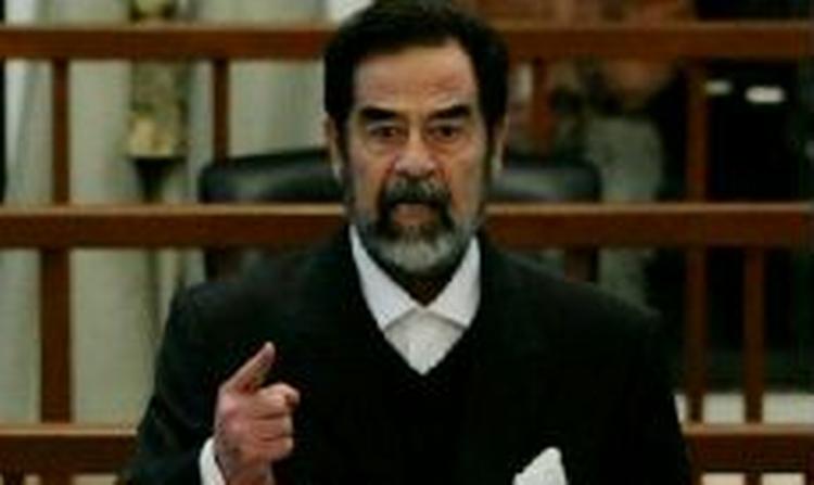 SADDAM HUSSEIN. Forsvarer sig nu ved anklagebænken. Men demokratisering er ikke noget, der ifølge Fukuyama kan påduttes en nation udefra, når nationen er så tilbagestående, som Irak, ifølge hans tidsregning, er. - Foto: AP 